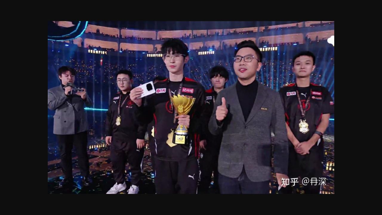 一诺手持 FMVP 奖杯